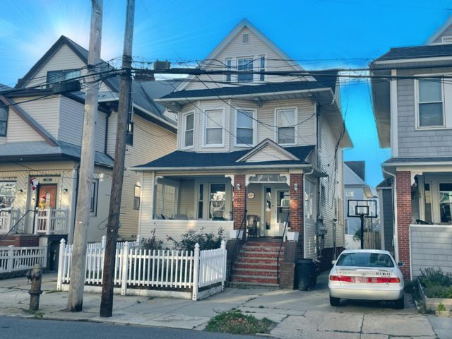  3 BR,  2.50 BTH  Other style home in Rockaway Park